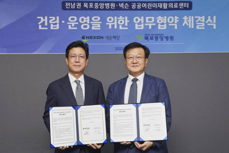 (왼쪽부터) 넥슨재단 김정욱 이사장, 목포중앙병원 이승택 병원장